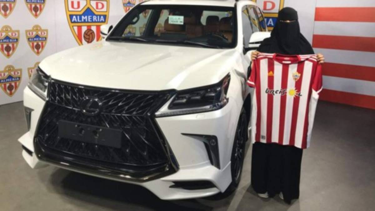 Al-Sheikh, el jeque árabe que quiere fichar a Messi y que sortea autos de lujo en los partidos en España