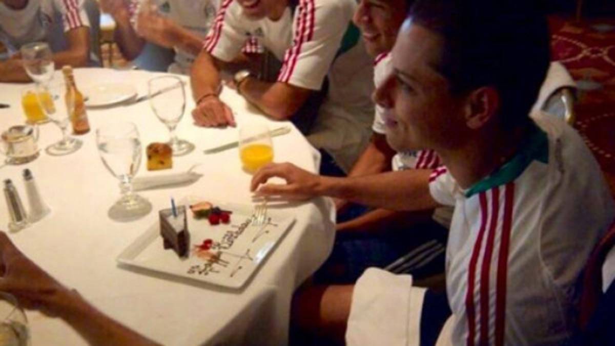 'Chicharito” Hernández celebró su cumpleaños en plena concentración