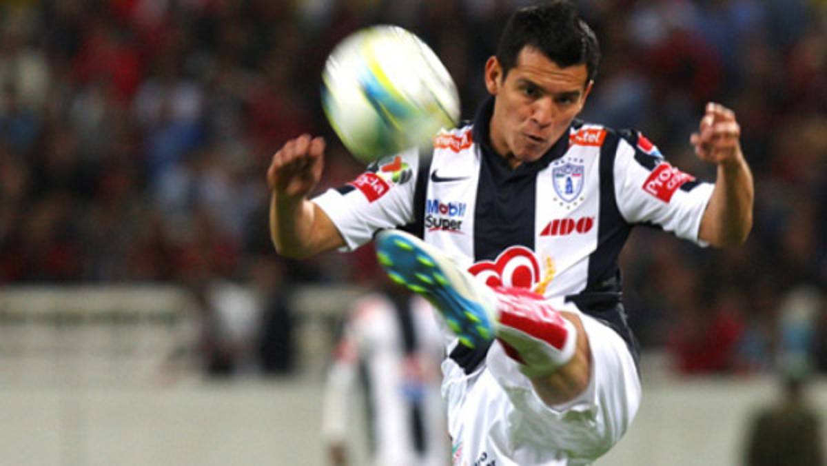 VIDEO: Defensor del Pachuca 'se viste de portero' y tapa un impresionante remate