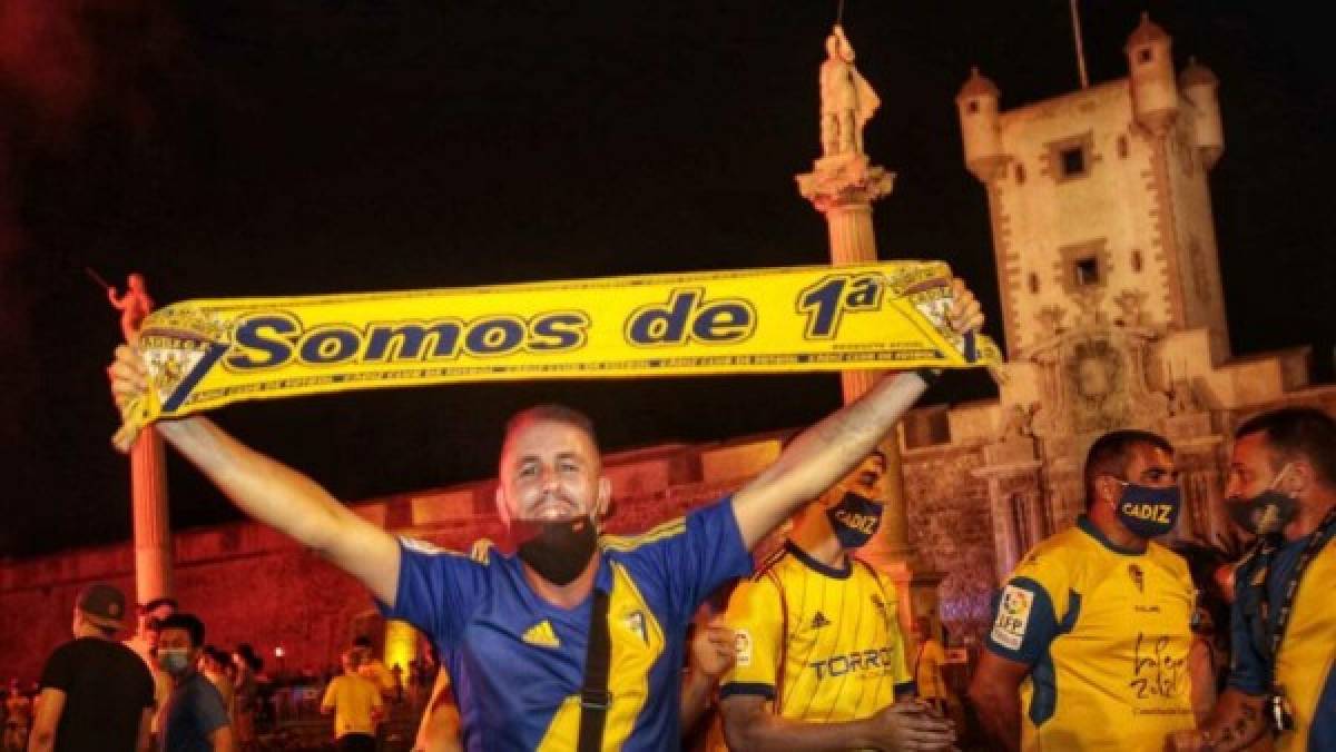 Locura total: Así festejaron los aficionados el ascenso del Cádiz y Choco Lozano en España ¿Y el COVID-19?   