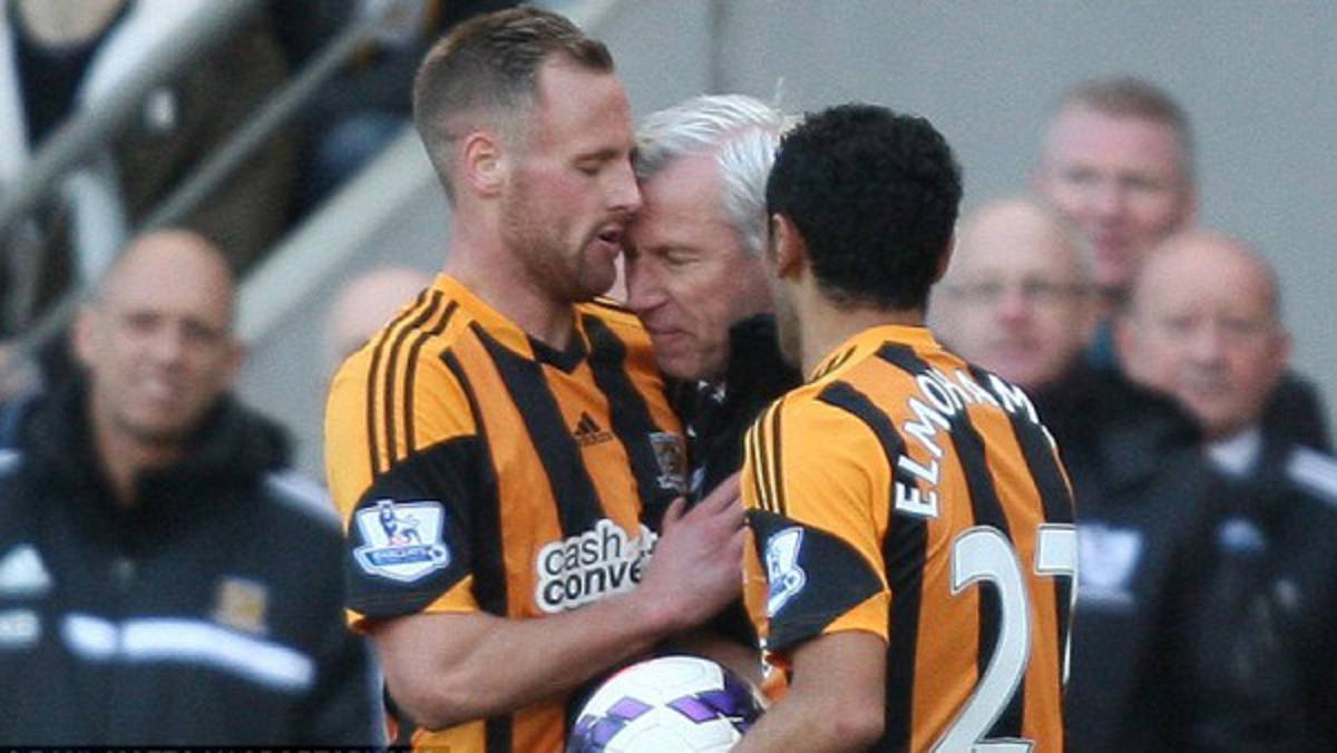 Fuerte multa a DT de Newcastle por cabezazo a jugador de Hull City