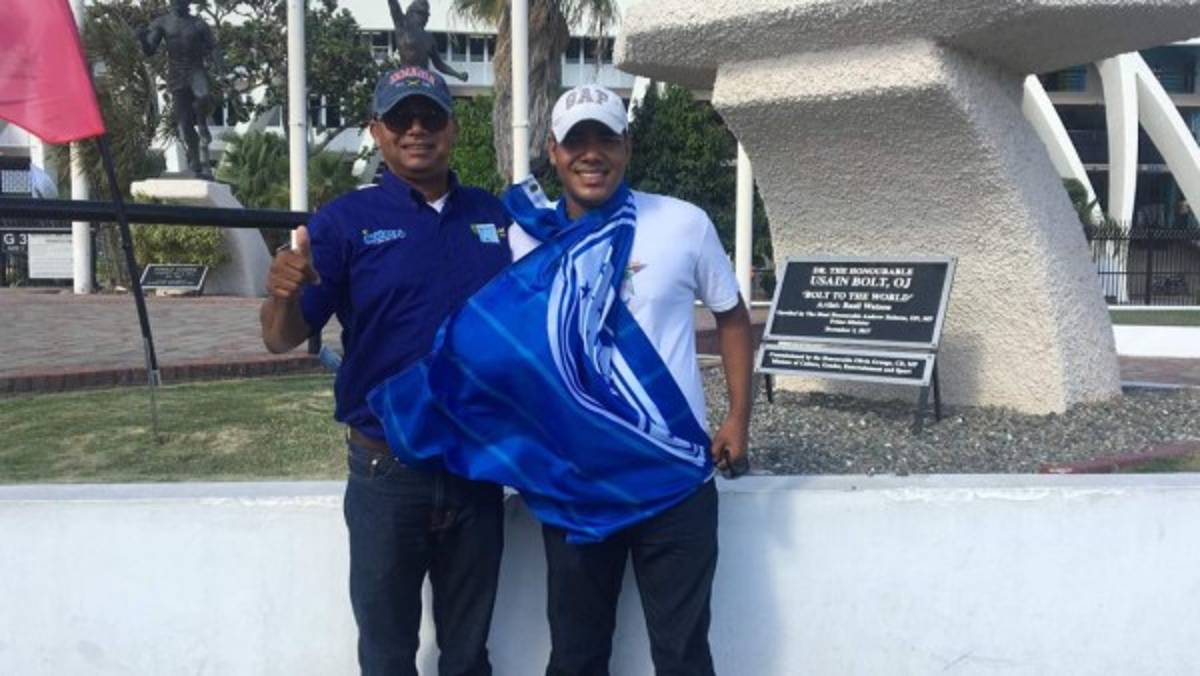 ¡Pollo asado y sopas! El ambiente en afueras del Independence Park previo al Jamaica-Honduras