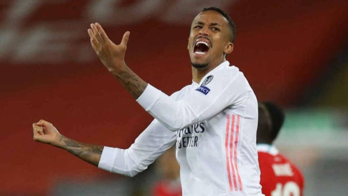 Revolución inédita en Real Madrid: Pesos pesados de baja y los 11 intocables por Florentino Pérez