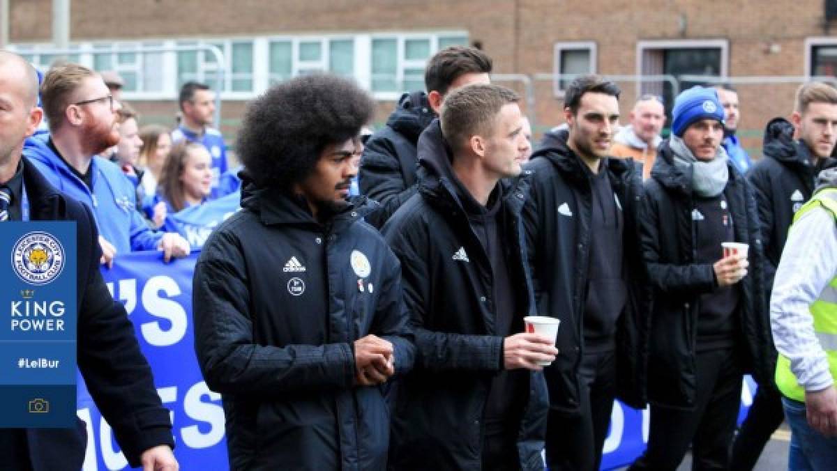 Marcha y llanto: Nuevo homenaje del Leicester a su presidente en el King Power Stadium