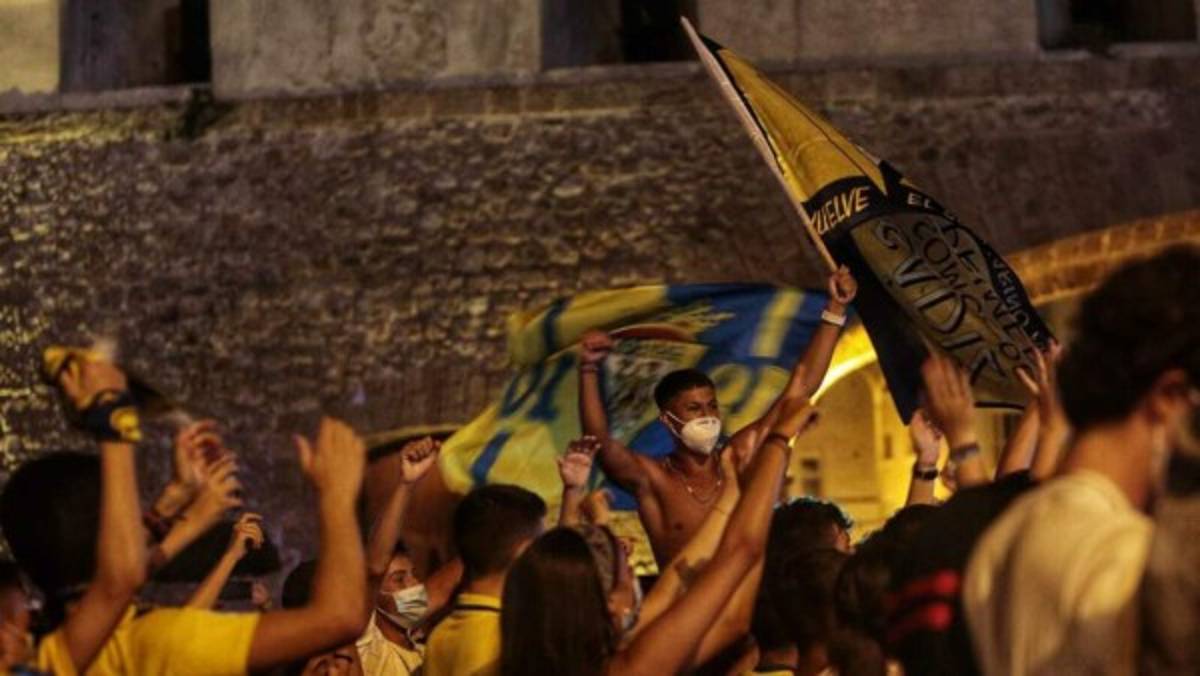 Locura total: Así festejaron los aficionados el ascenso del Cádiz y Choco Lozano en España ¿Y el COVID-19?   