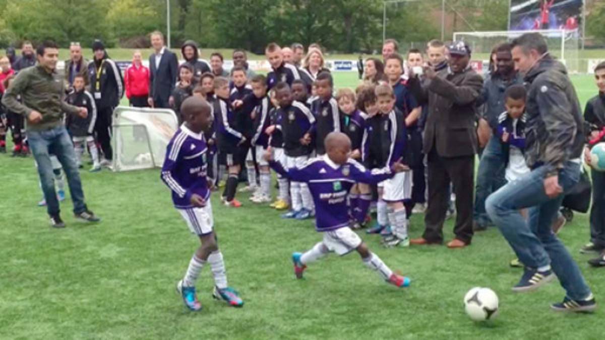 VIDEO: Robin Van Persie humilla con el balón a niños en Holanda