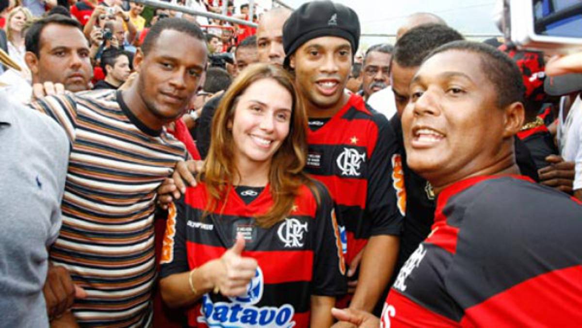 Ronaldinho compra discoteca frente a su casa