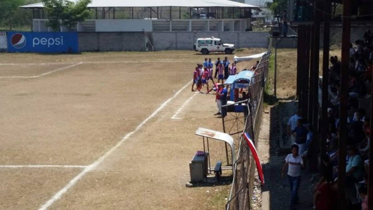 ¡Sirve de potrero! Así de descuidado luce uno de los estadios de Honduras