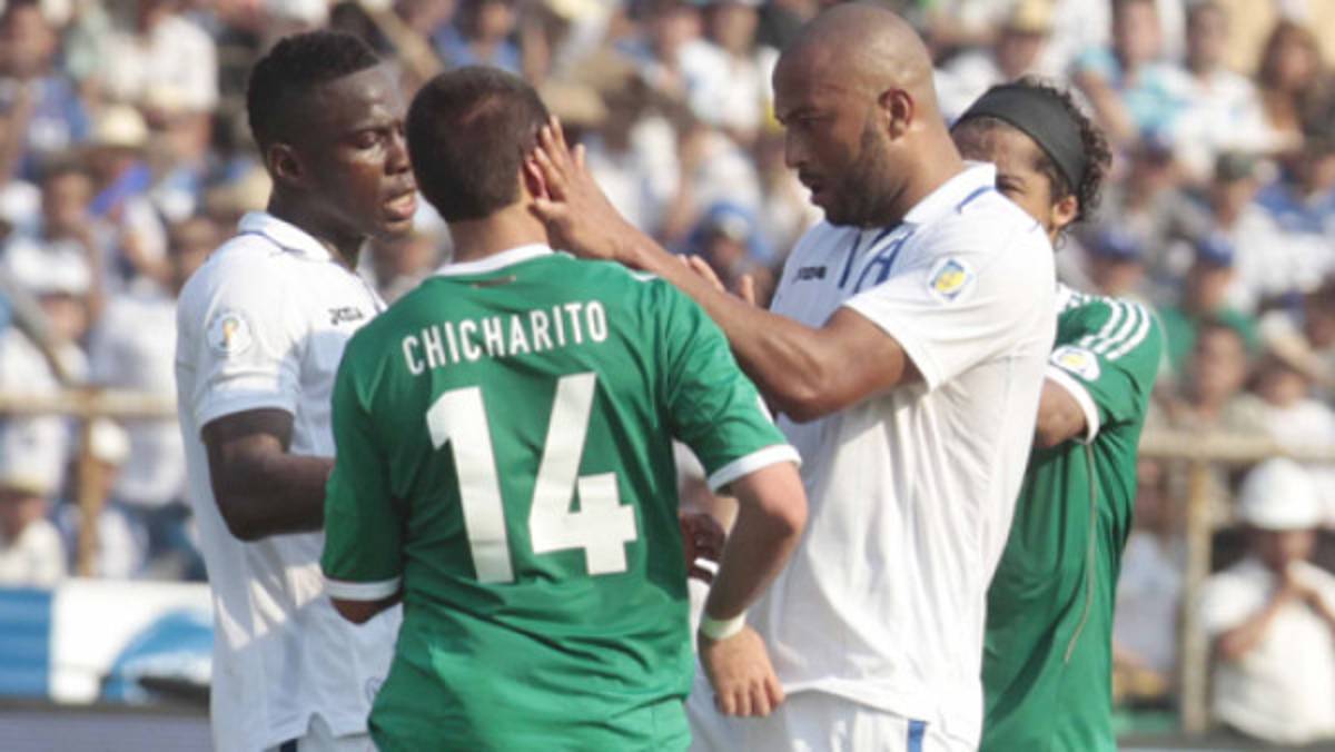 VIDEO: 'Muma” Bernárdez le dio sus manotazos al 'Chicharito”