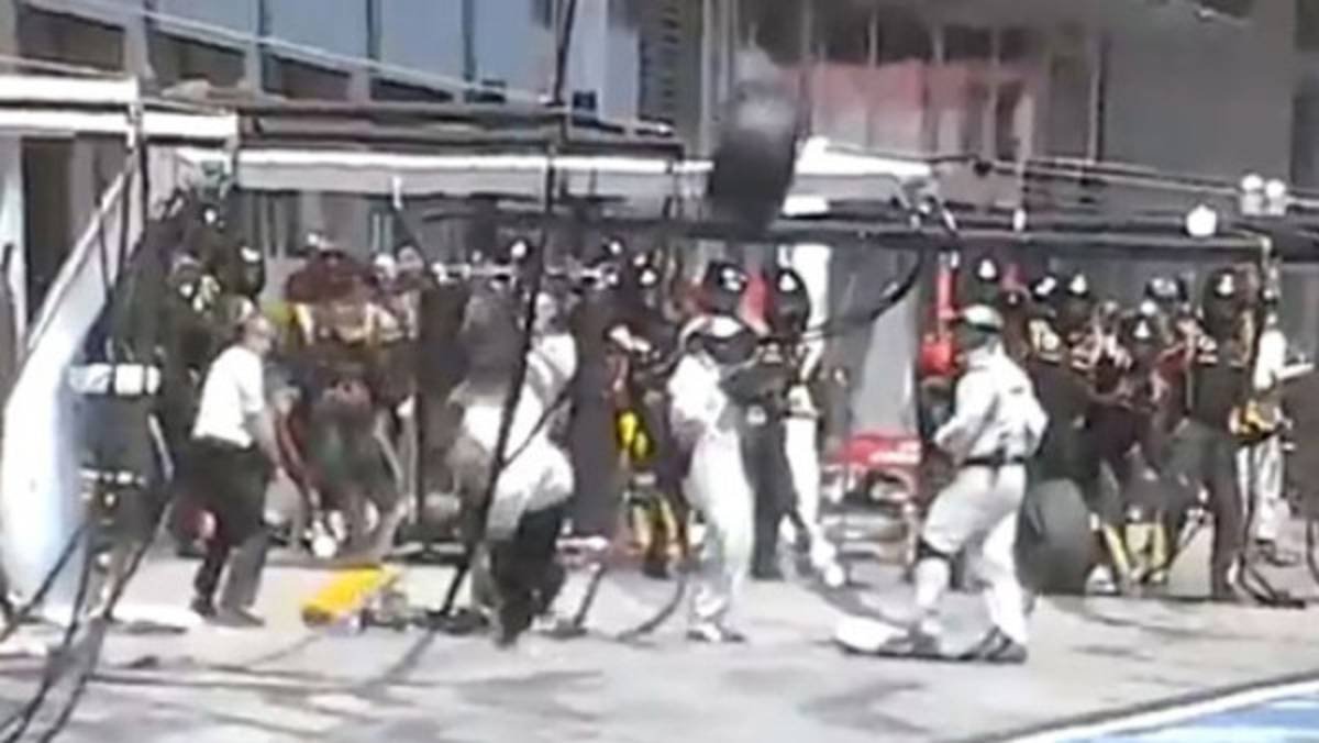 Camarógrafo es retirado en camilla tras el impacto de una rueda de un Red Bull