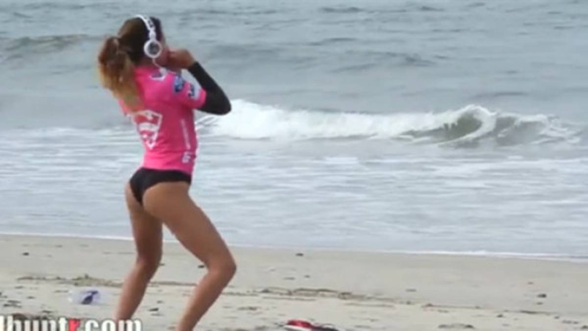 VIDEO: Surfista sorprende con sensual calentamiento