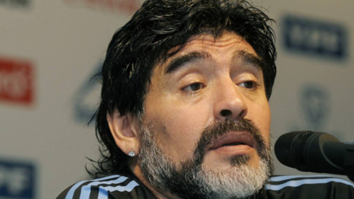 Maradona defiende a Messi de las críticas