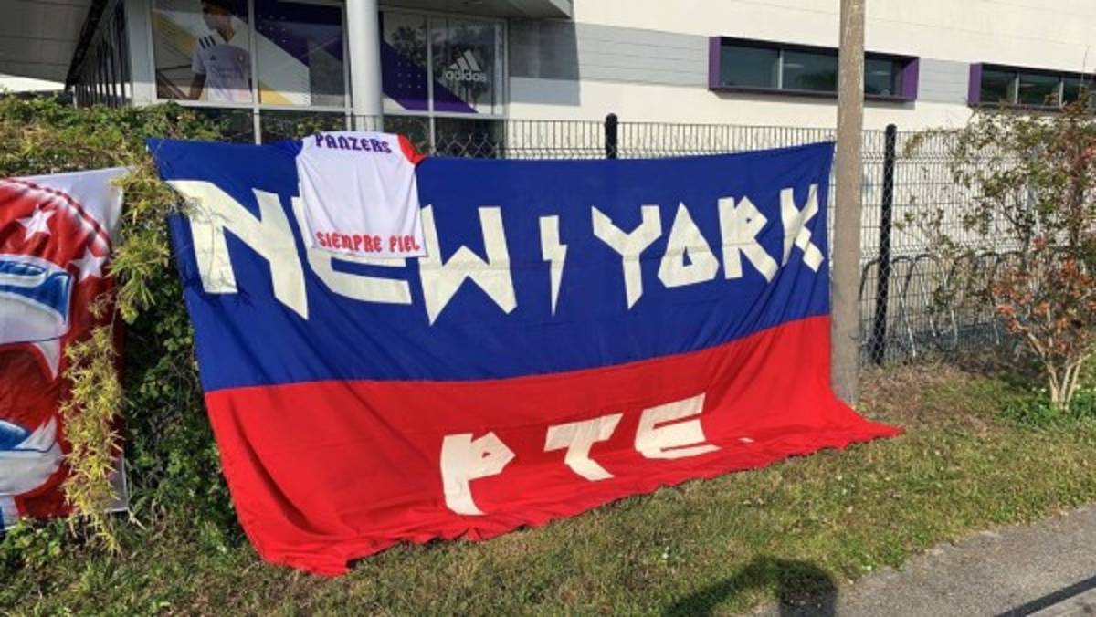 ¡Espectacular banderazo! Afición del Olimpia visitó las afueras del Exploria Stadium para alentar a su equipo