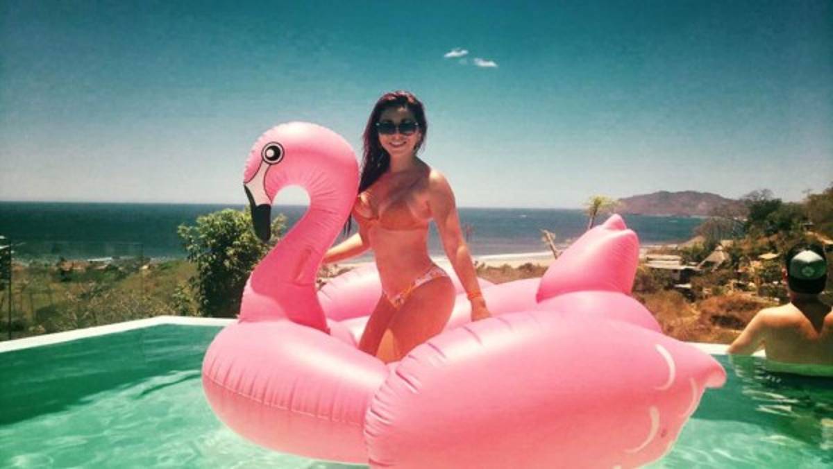 Jacqueline Segura, la hermosa 'moradita' que engalana el Ricardo Saprissa