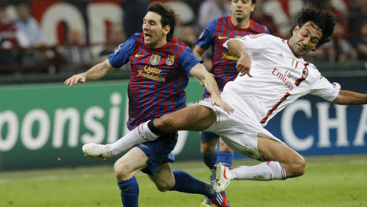 La fuerte entrada de Nesta contra Messi