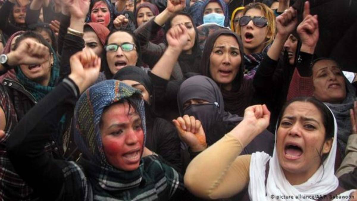 Impedimentos inhumanos: Las 29 desgarradoras prohibiciones de los Talibanes a las mujeres en Afganistán