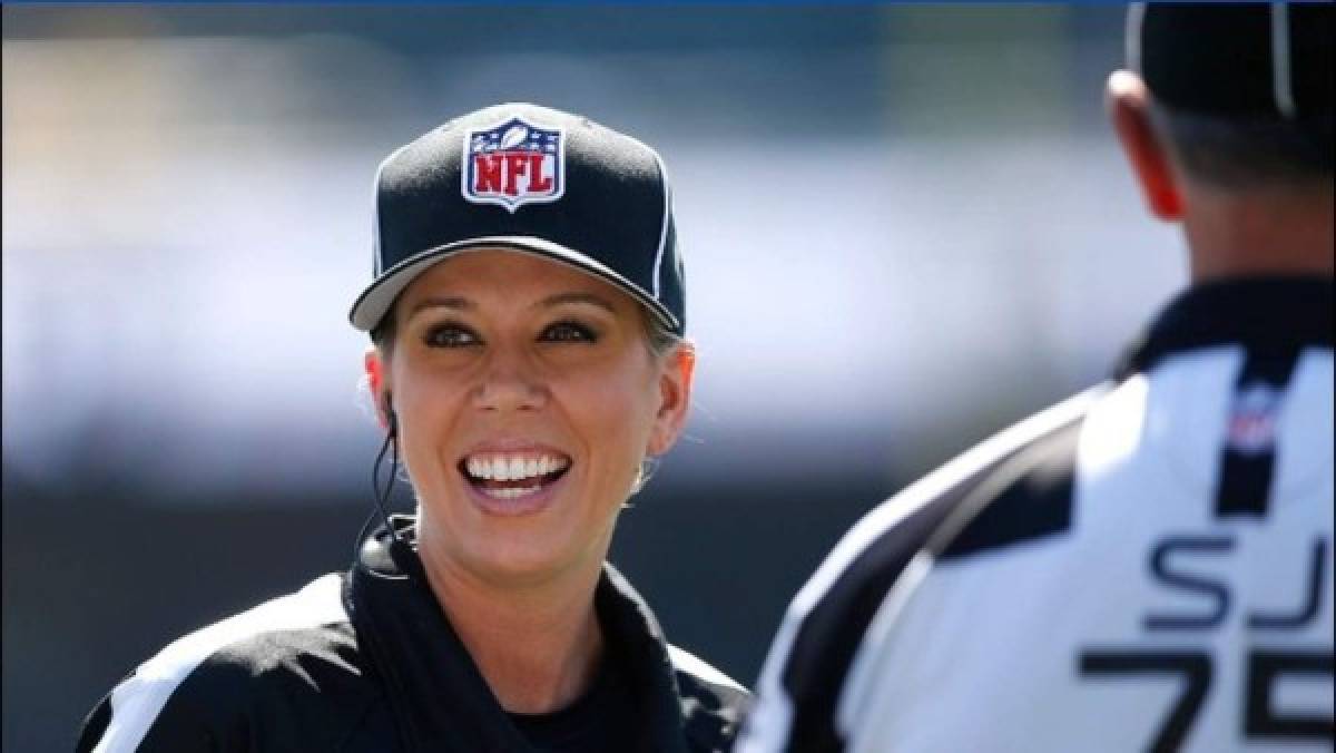 Sarah Thomas, la primera mujer que pitará un partido de playoffs en la historia de la NFL