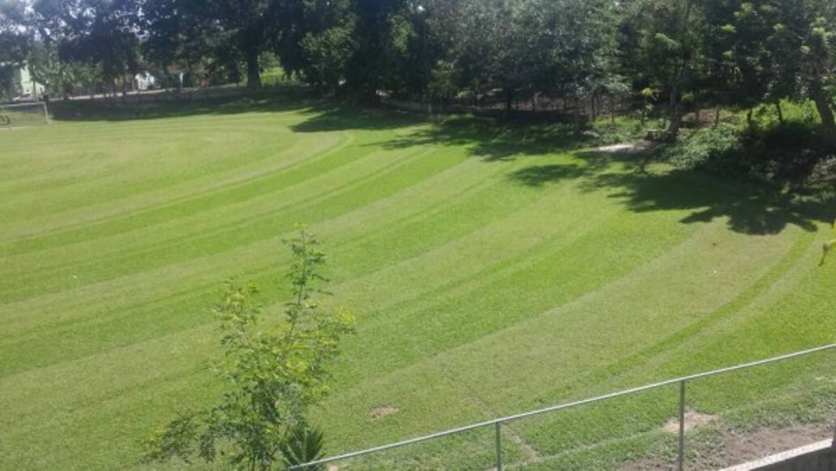 La preciosa cancha donde juegan fútbol burocrático en una aldea de Honduras