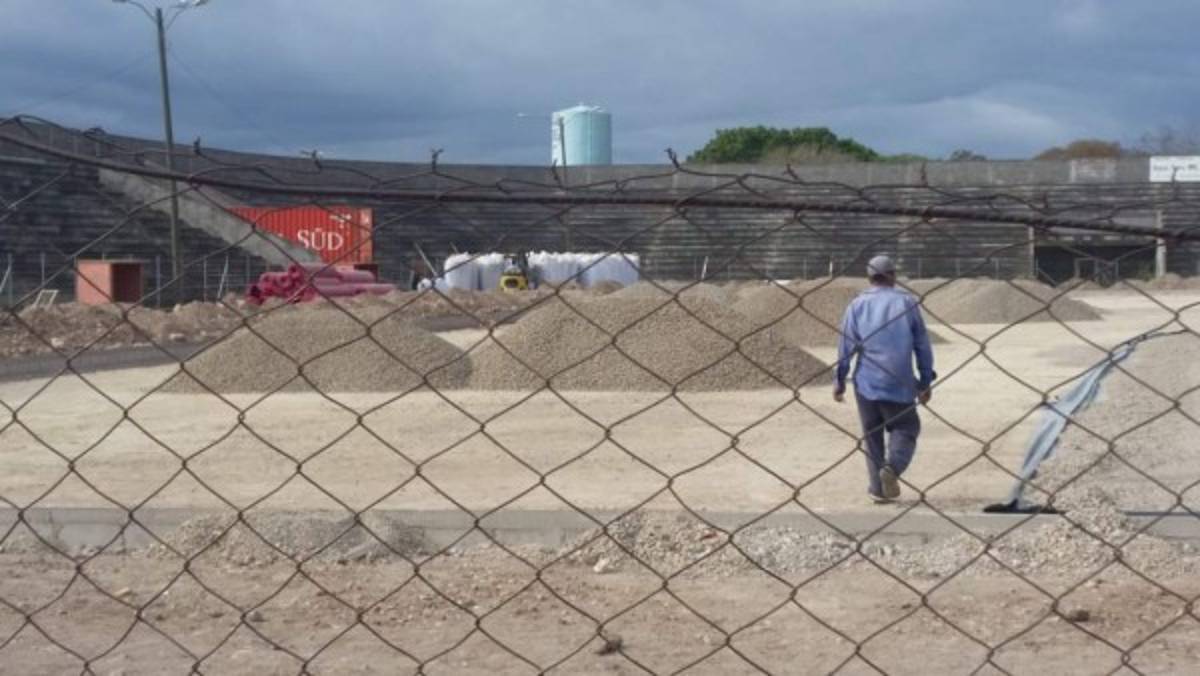 ¡Una belleza! De ser un potrero a tener cancha sintética; así han transformado el estadio de La Paz