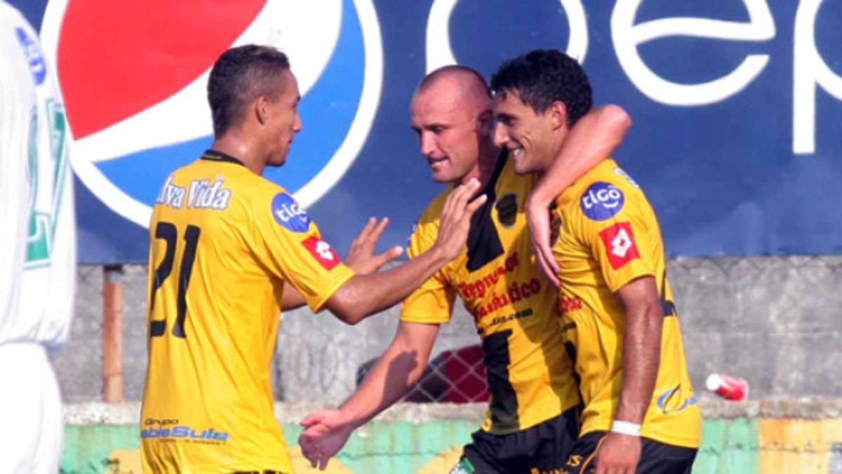 Real España se sube al primer lugar