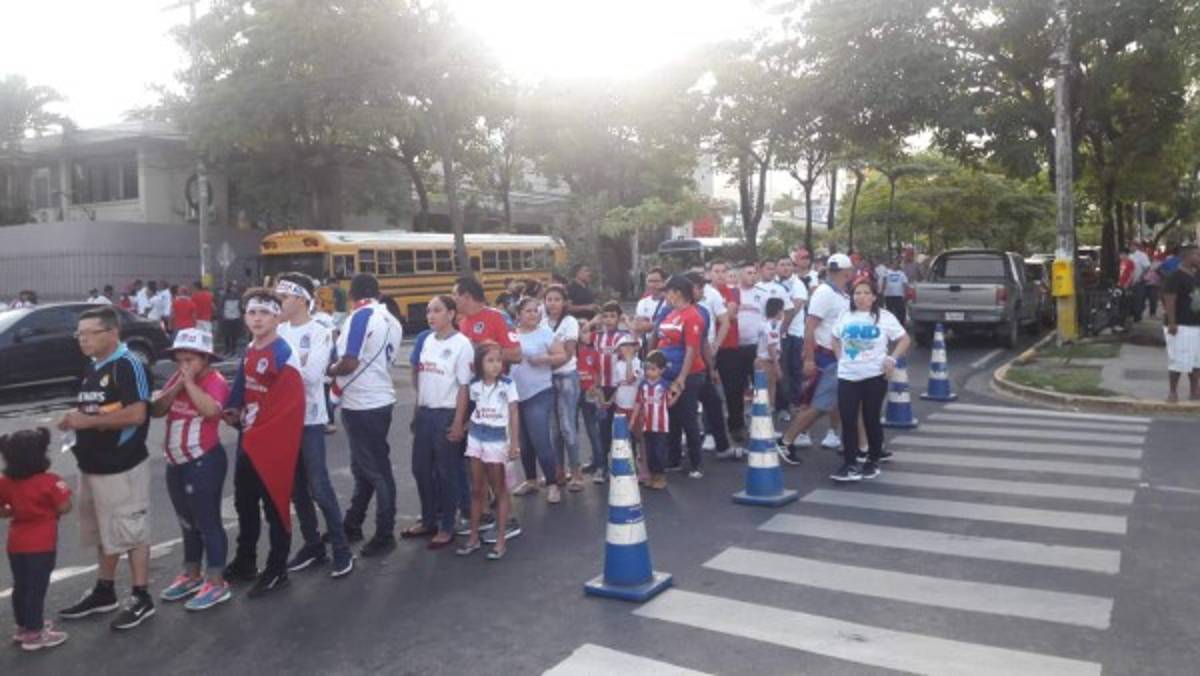 Olimpia desborda la locura de sus fanáticos en el Estadio Morazán