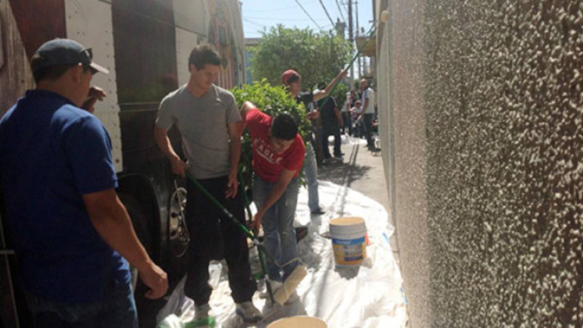 Plantel del Chivas de México pintan las paredes de un orfanato