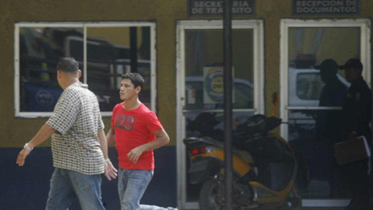 Arrestan a dos jugadores del Victoria