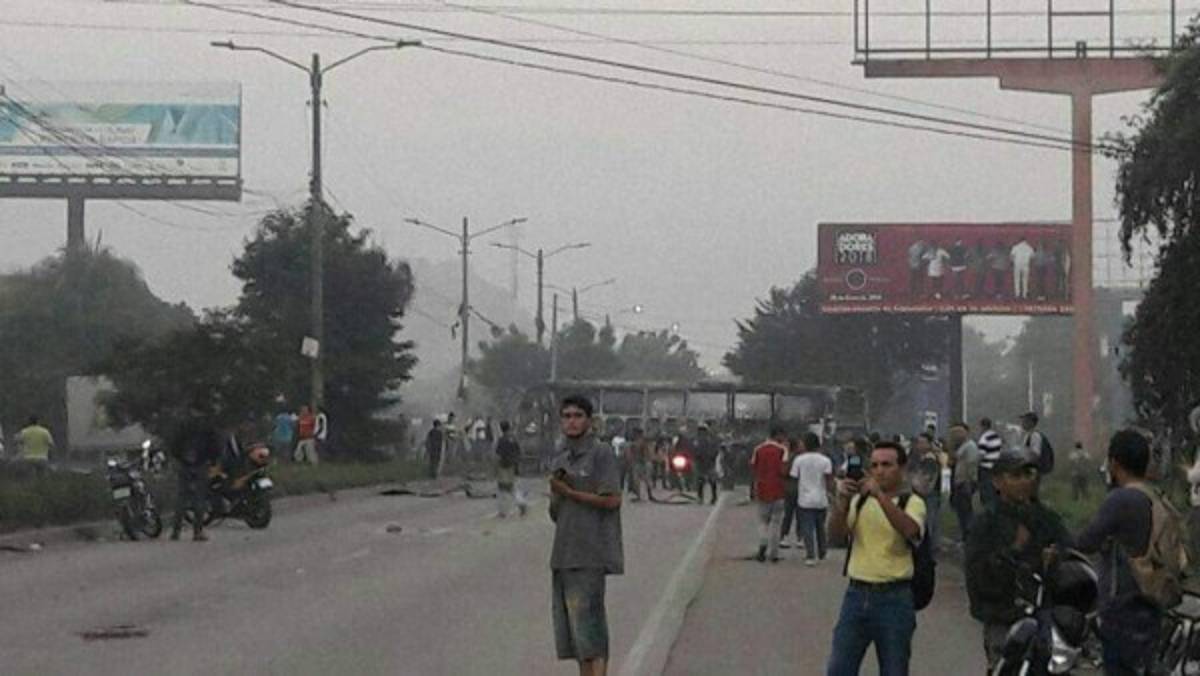 EN FOTOS: Carros quemados y carreteras tomas en casi toda Honduras