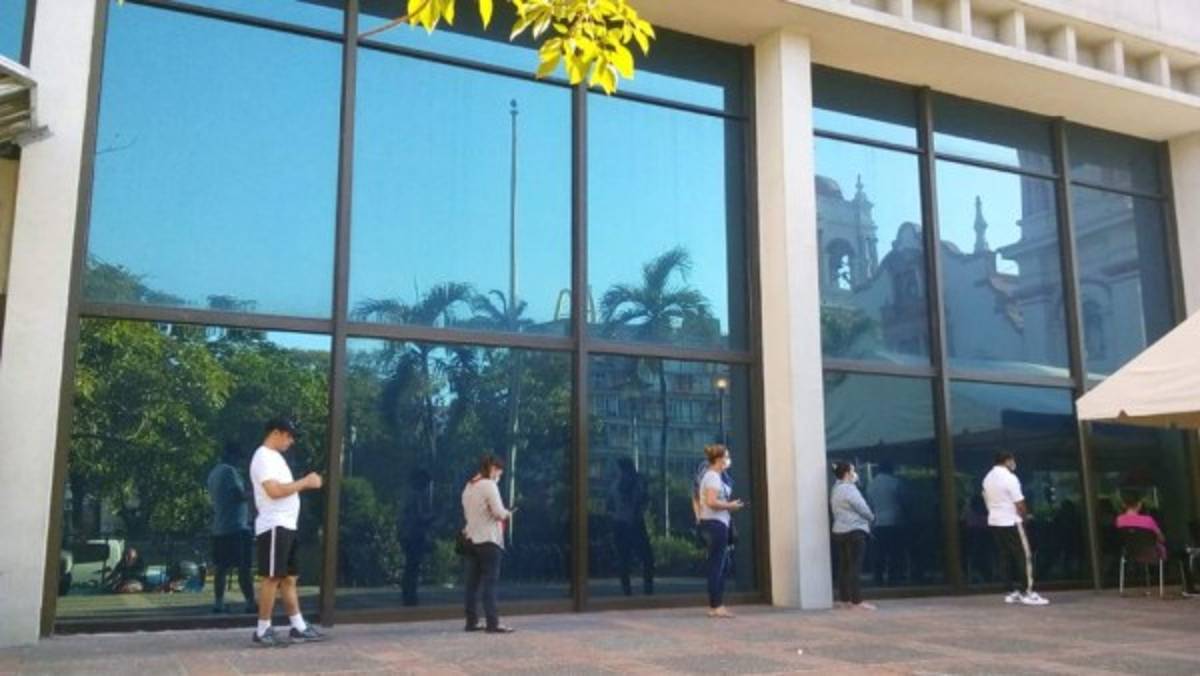 Hondureños abarrotan instituciones bancarias en medio del brote del covid-19