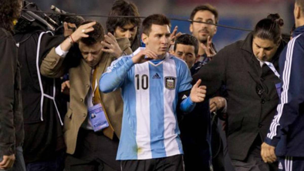 VIDEO: Aficionado le roba la camisa a Messi tras juego ante Colombia