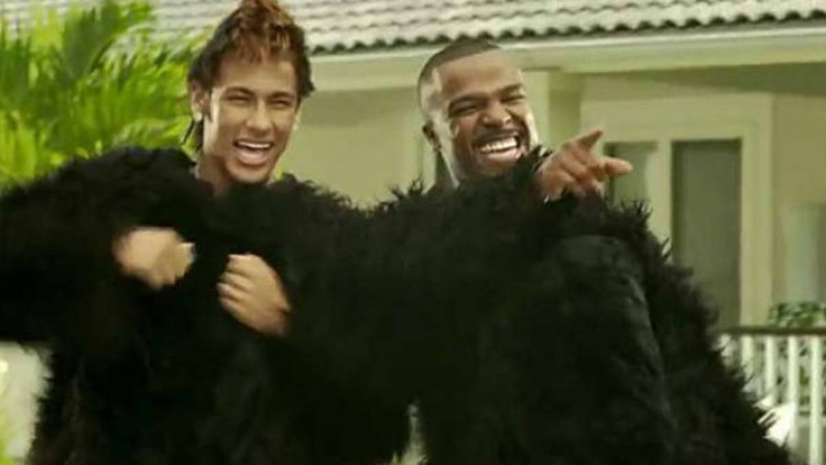 Neymar baila y se disfraza de gorila