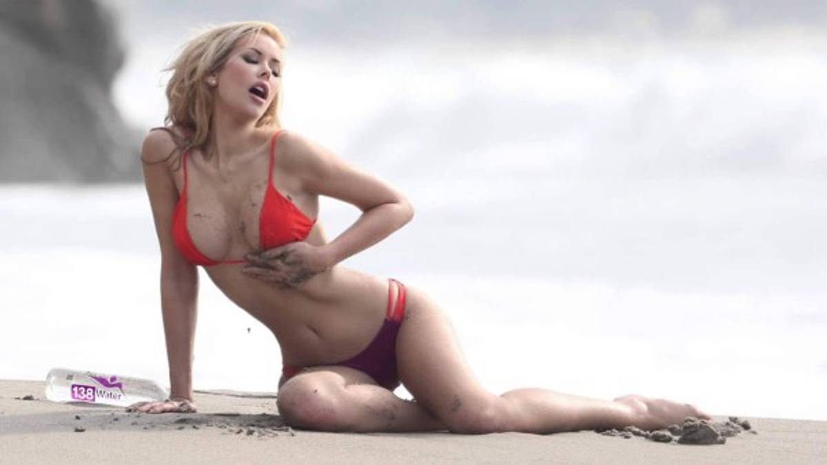 FOTOS: Conejita Playboy mezcla su pasión por el fútbol y los negocios