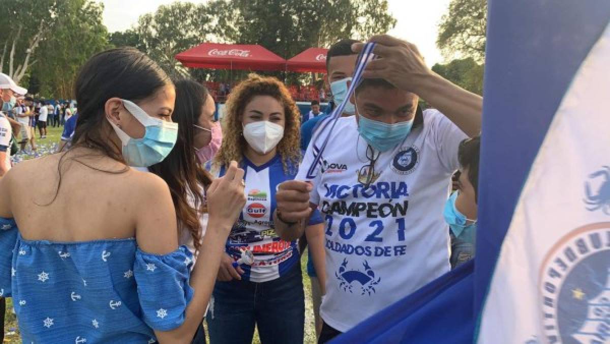 Las otras fotos que no has visto de la celebración del Victoria: 'Chato' Padilla sorprendido por su familia