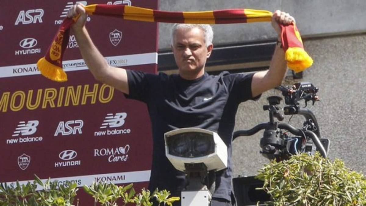 ¿Llegó el nuevo Papa? El brutal recibimiento a José Mourinho en Roma; su gesto con la afición