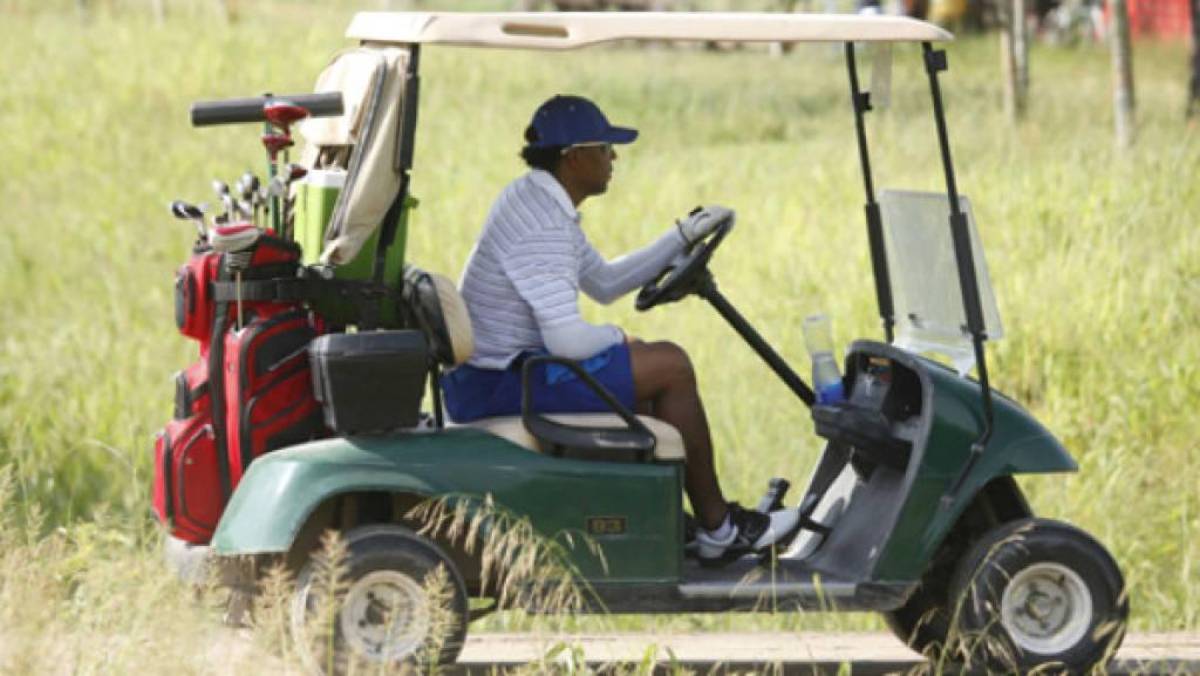 Carlos Pavón, Hristo Stoichkov y Donald Trump se la pasan de maravilla en un mano a mano jugando al golf
