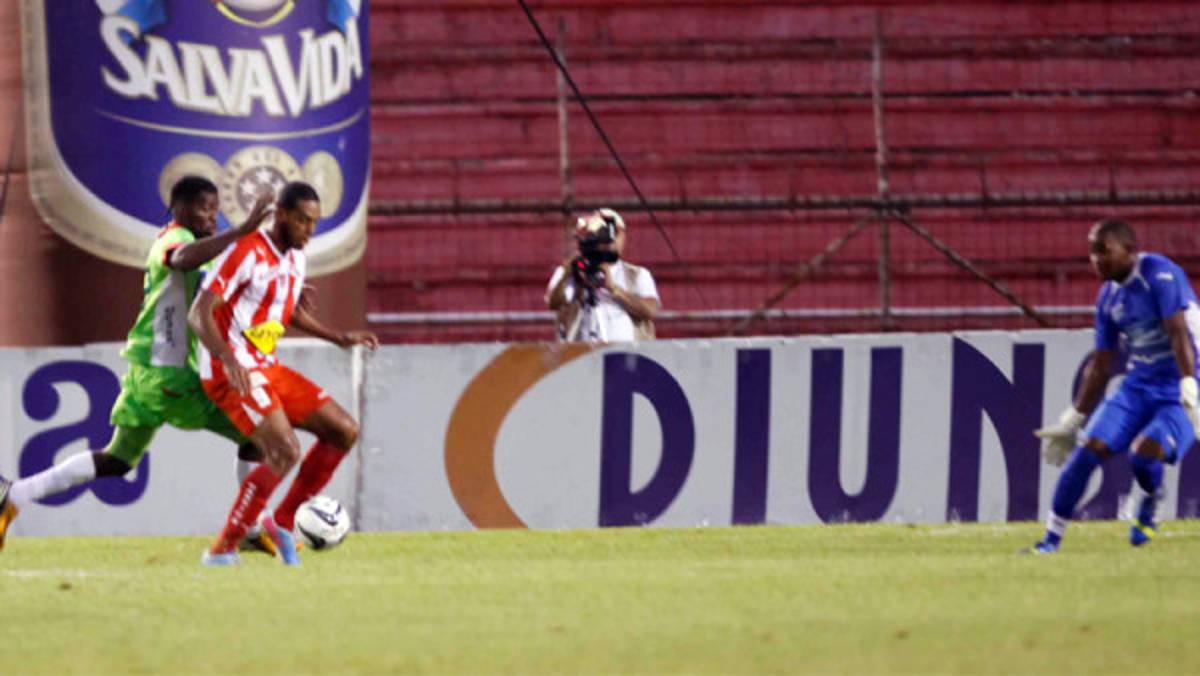 VIDEO: El errorazo de Johnny Barrios en el gol del Vida