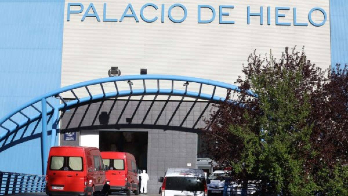Convierten centro comercial de Madrid en morgue; colapsan las funerarias por covid-19