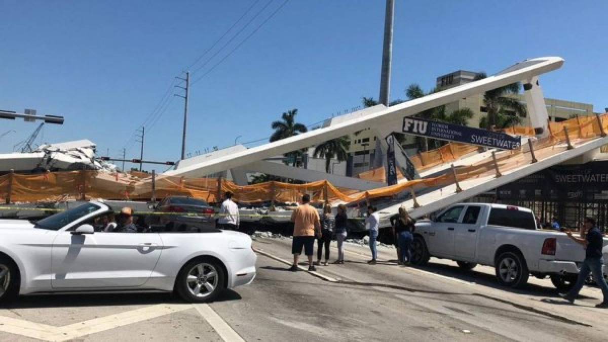 EN FOTOS: Puente peatonal en Miami se desploma días después de ser inaugurado