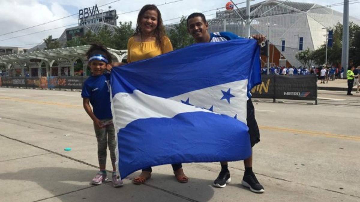 Copa Oro: Hondureños y salvadoreños engalanan el BBVA Compass de Houston