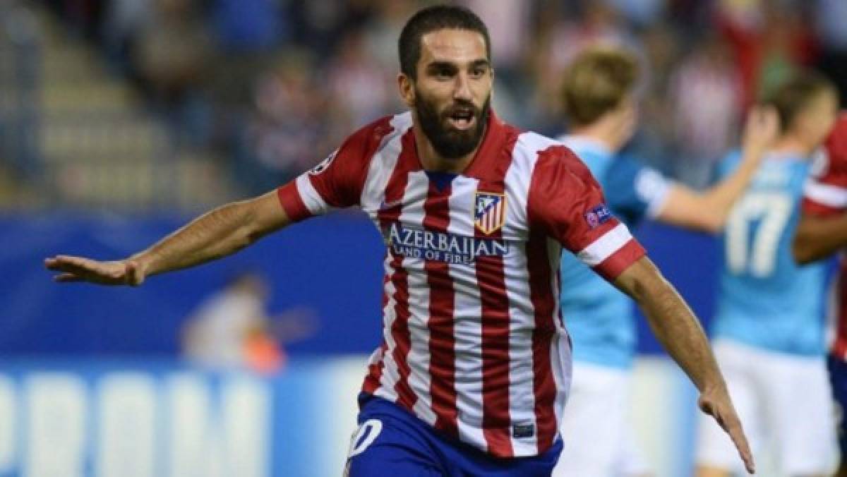 Uno fue leyenda y otro decepción: Los destacados jugadores que vistieron la camisa del Atlético y Barcelona