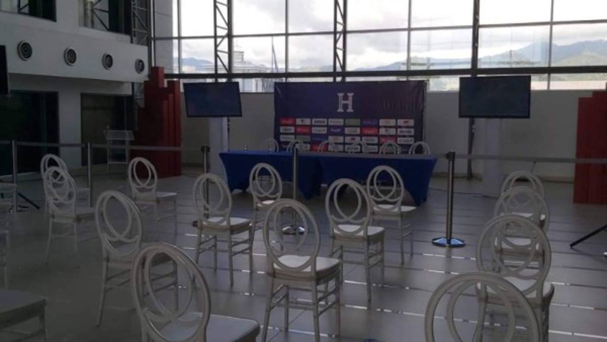 Bajo una copiosa lluvia: así fue la llegada de 'Bolillo' Gómez camino a su presentación como DT de Honduras