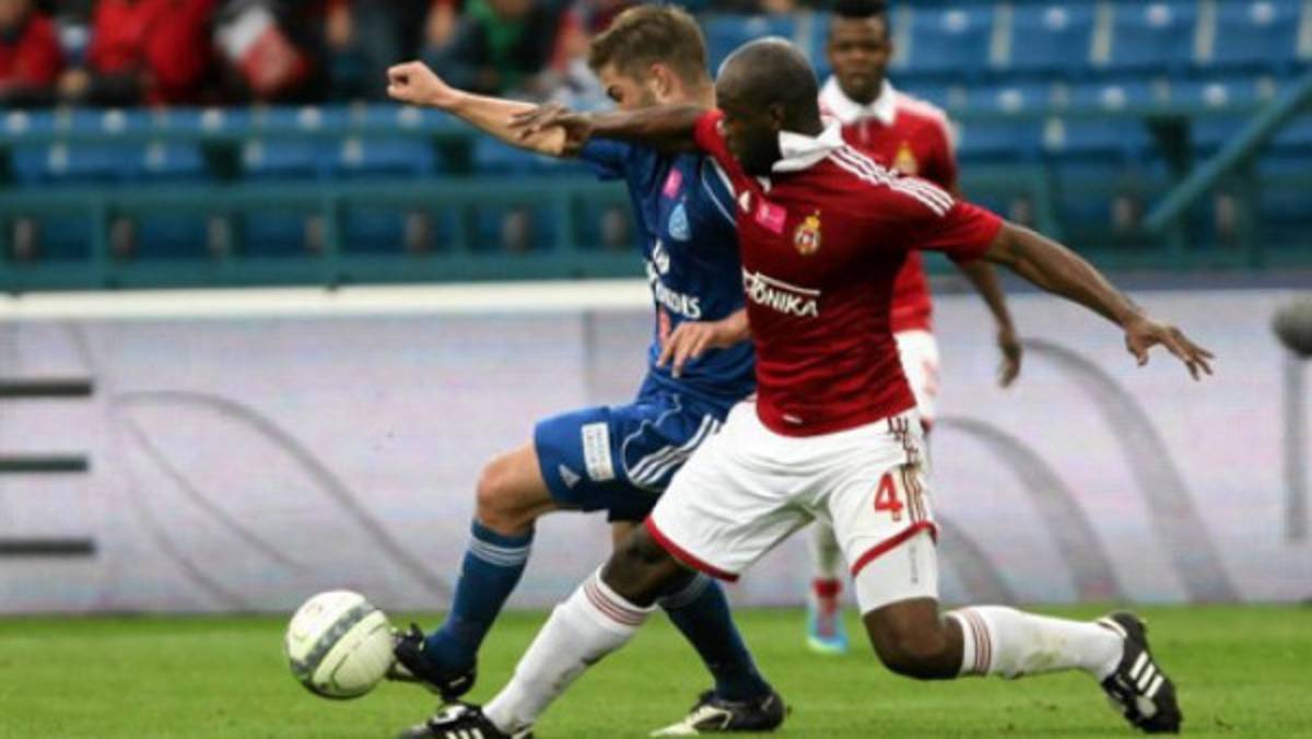 Cuestionado debut de Osman Chávez con el Wisla