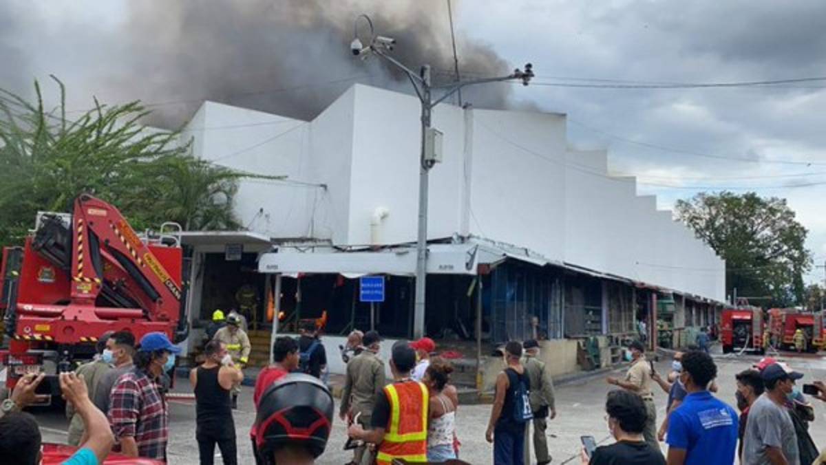 Primeras imágenes del brutal incendio en el mercado Guamilito de San Pedro Sula