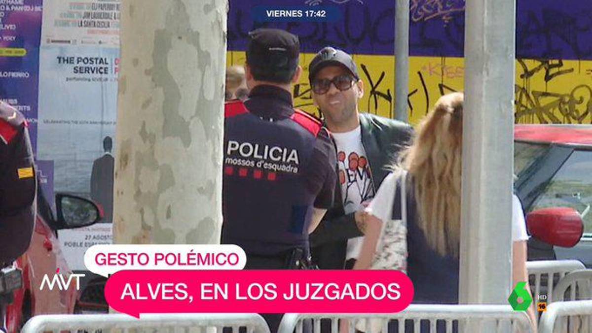 El polémico gesto de Dani Alves con un policía que causó indignación: “Ponemos alfombra roja como si fuera un héroe”