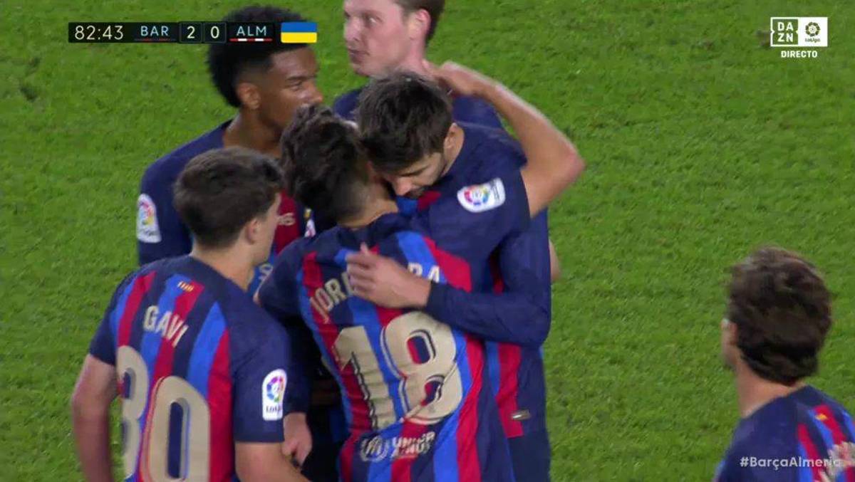 Con sus hijos, entre lágrimas y hasta le llevaron flores: la última noche de Piqué como jugador del Barcelona en el Camp Nou