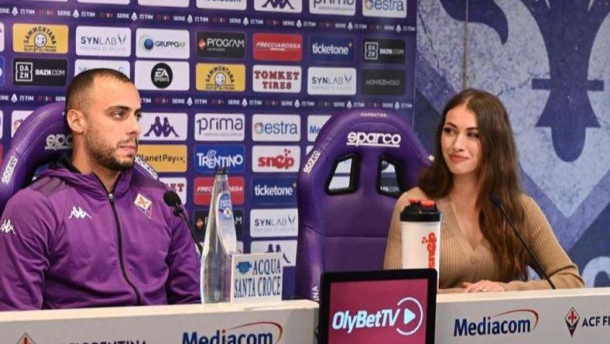 Lo dejó alucinando: así es la jefa de prensa de la Fiorentina que vivió un polémico episodio con futbolista