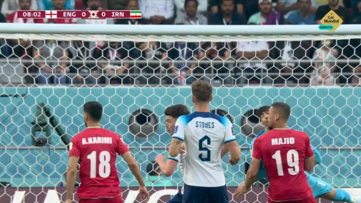 FOTOS: Portero de Irán se fue en camilla luego de recibir terrible golpe de su propio compañero en el Mundial de Qatar 2022