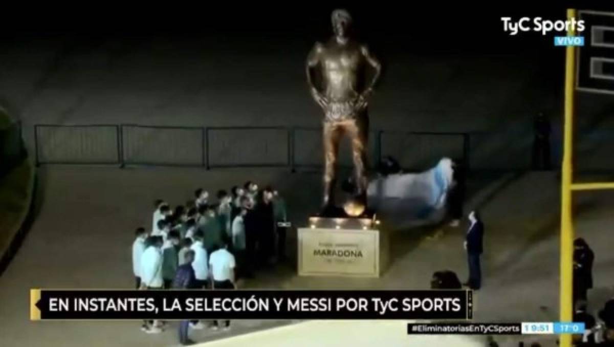 Hermoso homenaje: Así luce la gigante estatua de Diego Maradona en las afueras de estadio en Argentina