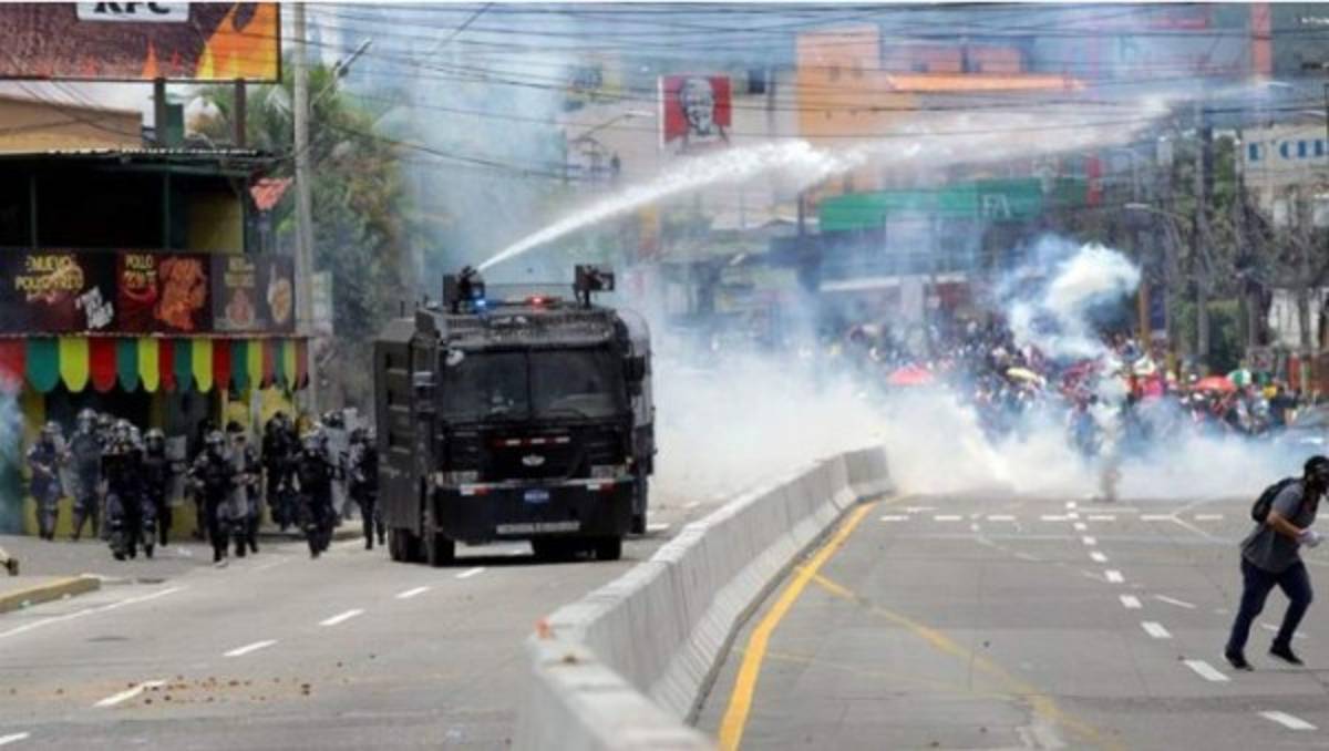 Protestas en Honduras: Otra jornada de batallas campales entre la policías y manifestantes