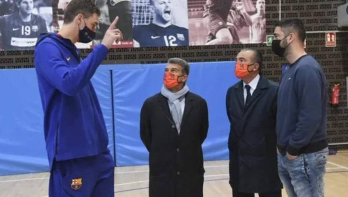 Íntima charla a los jugadores y paseo con Koeman: Así fue la visita de Laporta a la plantilla